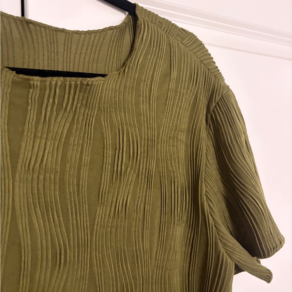 Olive Green Short Sleeve Textured Women's Top (XXL) - Picture 4 of 4